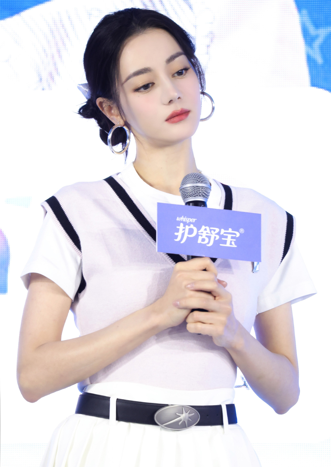 Địch Lệ Nhiệt Ba gây chú ý khi tái xuất sau tin mang thai. Địch Lệ Nhiệt Ba gây chú ý khi tái xuất sau tin mang thai.