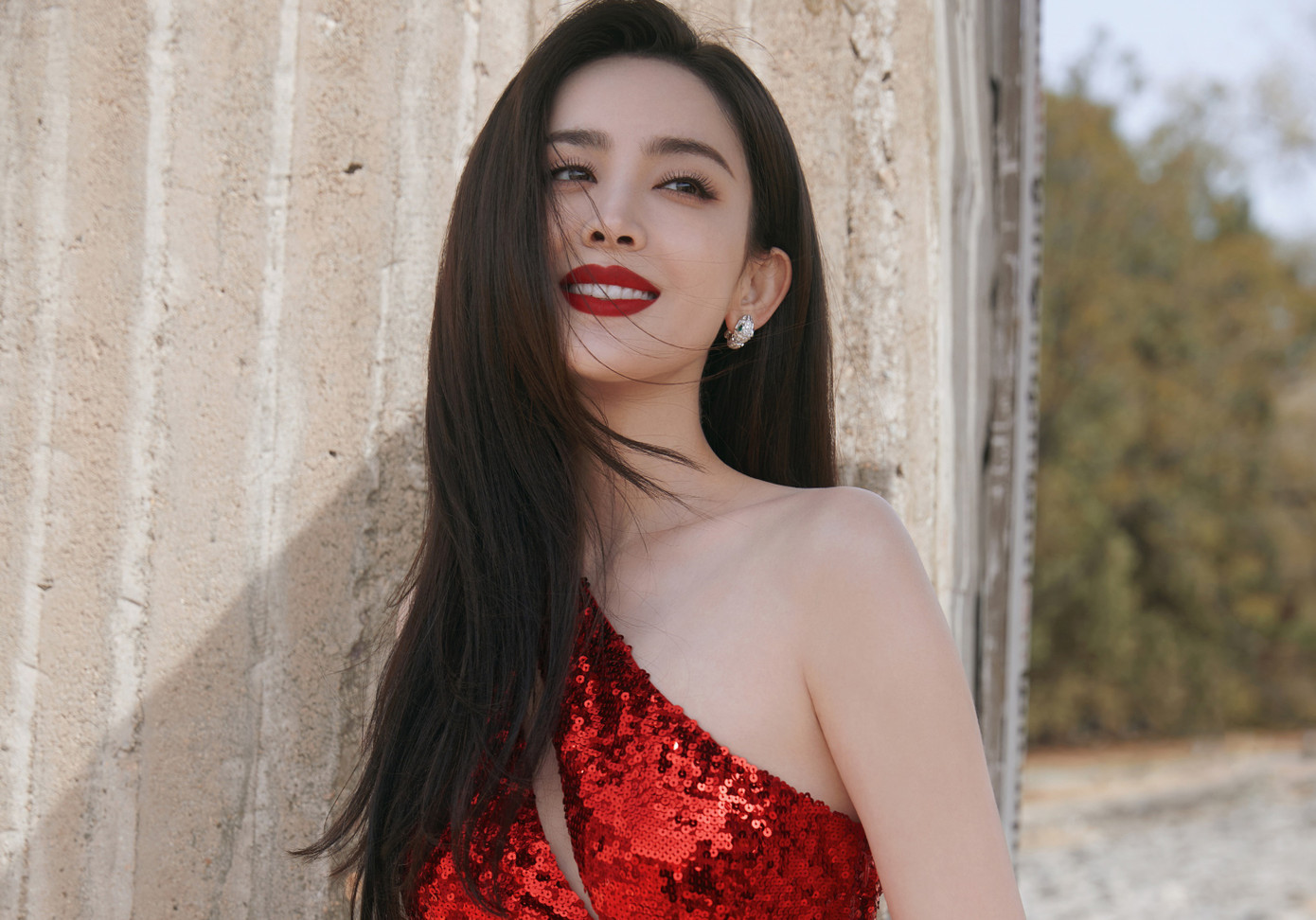 Nhiều khán giả tỏ ra tiếc nuối khi Cổ Lực Na Trát vốn có ngoại hình đẹp bậc nhất trong giới giải trí Hoa ngữ. Tuy nhiên, sự nghiệp của cô luôn ở trạng thái lửng lơ, không có bước tiến nhảy vọt do vướng nhiều scandal không đáng có khiến công chúng ngày càng chán ghét. Thậm chí, có người bình luận: "Khi khán giả vừa quên đi scandal trước của Cổ Lực Na Trát, cô ấy lại vấp phải tranh cãi mới khiến danh tiếng tụt dốc". Nhiều khán giả tỏ ra tiếc nuối khi Cổ Lực Na Trát vốn có ngoại hình đẹp bậc nhất trong giới giải trí Hoa ngữ. Tuy nhiên, sự nghiệp của cô luôn ở trạng thái lửng lơ, không có bước tiến nhảy vọt do vướng nhiều scandal không đáng có khiến công chúng ngày càng chán ghét. Thậm chí, có người bình luận: "Khi khán giả vừa quên đi scandal trước của Cổ Lực Na Trát, cô ấy lại vấp phải tranh cãi mới khiến danh tiếng tụt dốc".