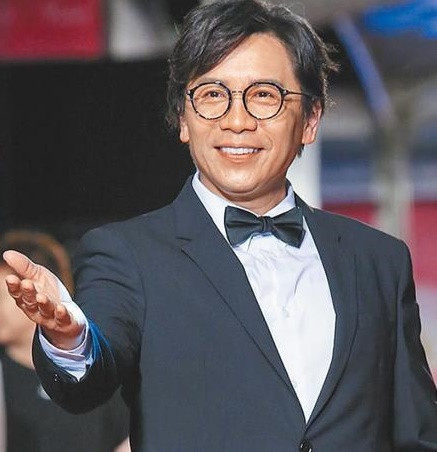 Hứa Kiệt Huy là nghệ sĩ đa tài, có vị thế lớn tại Đài Loan nhưng phải rút khỏi giới giải trí vì bê bối quấy rối tình dục học viên nữ.