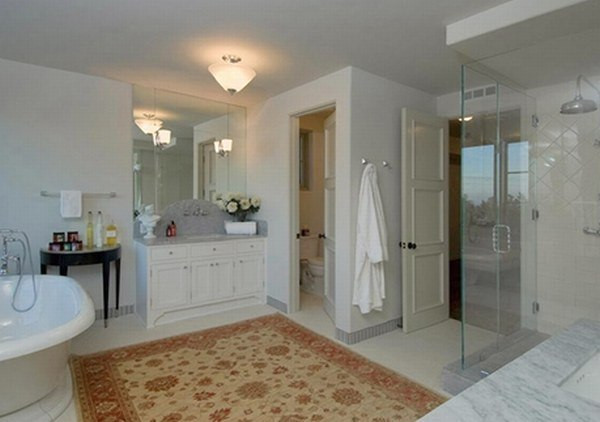 Phòng tắm sử dụng gam màu trắng tạo cảm giác nhẹ nhàng