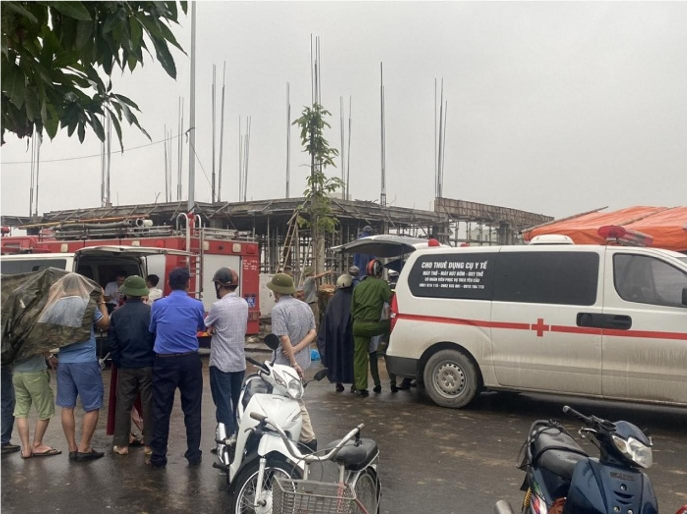 Cơ quan chức năng đưa thi thể hai công nhân ra khỏi hiện trường Cơ quan chức năng đưa thi thể hai công nhân ra khỏi hiện trường