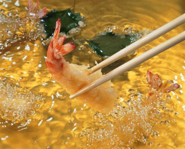 Nếu thường xuyên sử dụng dầu ăn chiên đi chiên lại nhiều lần, nguy cơ ung thư sẽ rất cao. Ảnh : Timnhanh.com