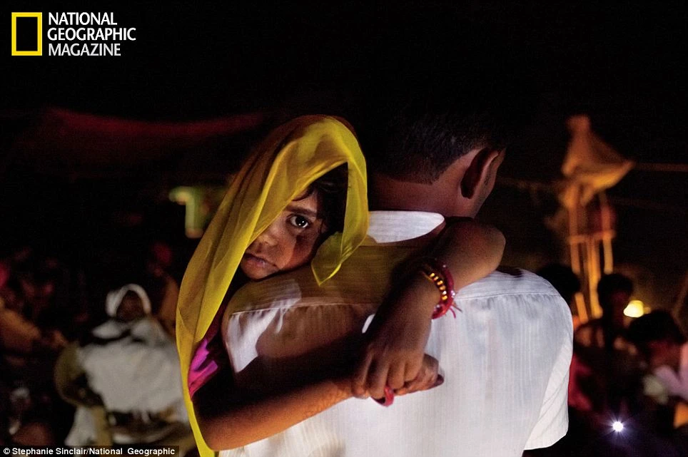 Rajani, 5 tuổi, được bố đánh thức để đi ‘lấy chồng’