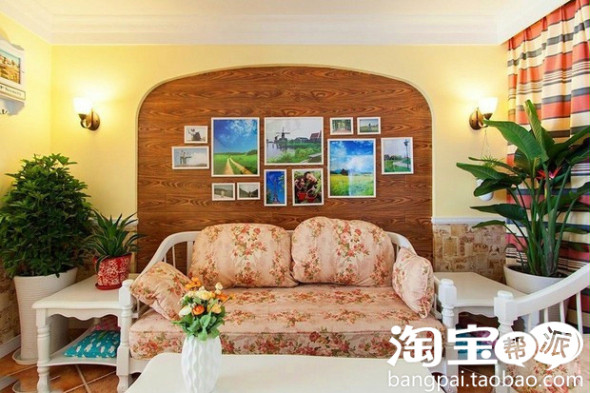 Phòng khách mang phong cách châu Âu với đèn chùm, thảm, ghế sofa Bộ Sofa không phải là đặc điểm khác biệt, mà điểm nhấn ở đây là bức tường với những hình ảnh của gia đình. Các vật dụng cũng không cầu kỳ, sang trọng quá đắt đỏ, đơn giản nhưng lại rất hiệu quả. Và một bức tường cũng được trang trí toàn bằng ảnh, đơn giản và chi phí rất thấp Phòng ăn nhẹ nhàng, rất đáng yêu với họa tiết hoa nhí rực rỡ Nhà bếp với kiểu thiết kế hình chữ U ngược. Chất liệu gạch ốp tường và màu sắc rất lạ Lối đi pha một chút hương vị La Mã. Phòng ngủ đa chức năng với chiếc giường phóng khoáng Chủ nhân ngôi nhà có lẽ là một fan hâm mộ của điện ảnh, nên đã tậu cả máy chiếu màn hình để thưởng thức phim. Không gian nhỏ cho bàn làm việc Phòng ngủ khác với chiếc giường bằng thú bông lớn Không gian công trình phụ khá lạ mắt chỉ bằng gạch ốp màu đơn giản không đắt tiền