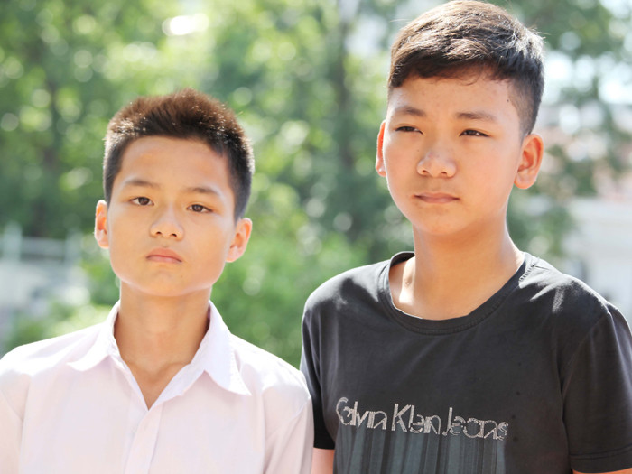 Hai em Tăng Anh Dũng ( bên trái) và em Nguyễn Duy Long (bên phải) cùng có hoàn cảnh khó khăn nhưng các em luôn vươn lên để đạt thành tích cao trong học tập