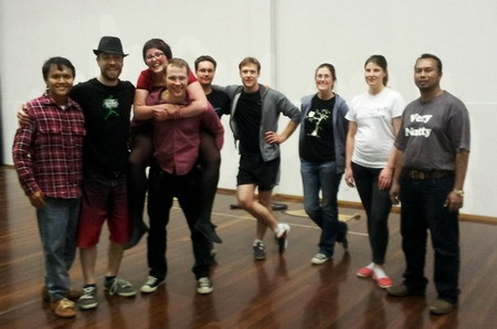 Nguyễn Tiến Vũ (ngoài cùng bên trái) cùng các sinh viên quốc tế