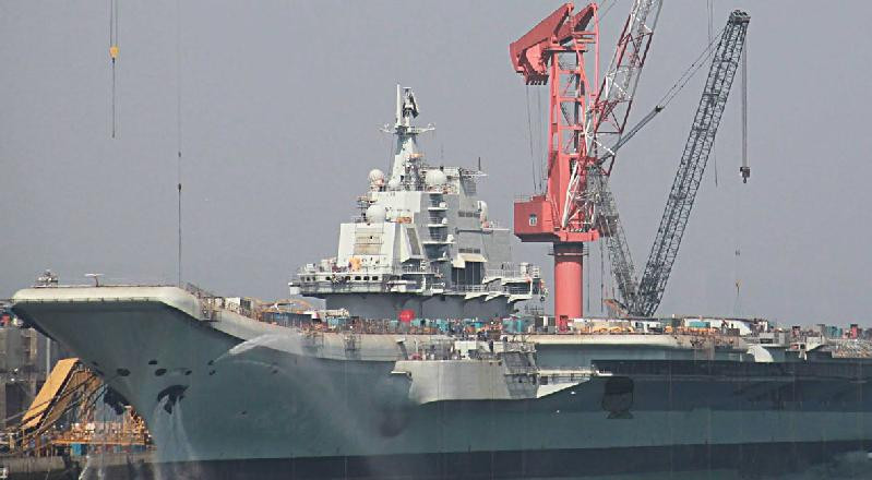 Tàu sân bay đầu tiên của Trung Quốc, Shi Lang, sẽ chạy thử vào ngày 1-7, “hy vọng sẽ thể hiện sức mạnh của hải quân Trung Quốc, răn đe các nước đang để ý biển Đông”, theo Nhật báo Thương mại Hong Kong (Trung Quốc) Ảnh: SinoDefense