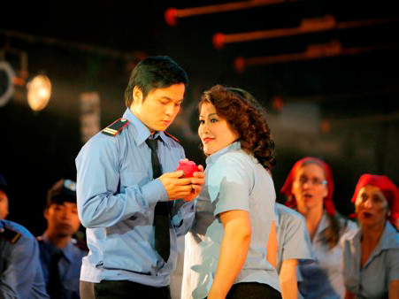 Vành Khuyên trong vở Carmen Hà Nội (Nguồn internet). Vành Khuyên trong vở Carmen Hà Nội (Nguồn internet)