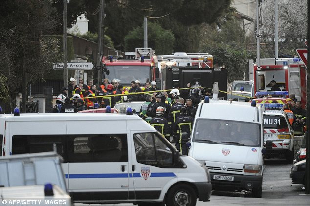 Cảnh sát Pháp và lính cứu hỏa bao vây căn hộ của Mohammad Merah