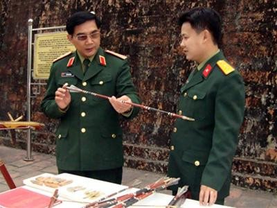 Thiếu tướng Lê Mã Lương và Thượng úy Phạm Vũ Sơn kiểm tra mũi tên trước khi bắn thử nghiệm. Thiếu tướng Lê Mã Lương và Thượng úy Phạm Vũ Sơn kiểm tra mũi tên trước khi bắn thử nghiệm.