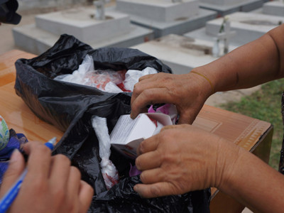 Chuẩn bị khâm liệm cho những sinh linh vô tội