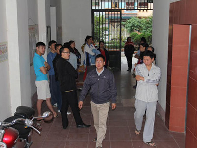 Người dân bức xúc vì thang máy bị cắt không thông báo