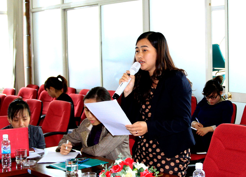 Nhà báo Đinh Thị Nguyệt Minh, phóng viên báo Thanh Niên nêu quan điểm về dự thảo sửa đổi hiến pháp. Ảnh: Xuân Tùng