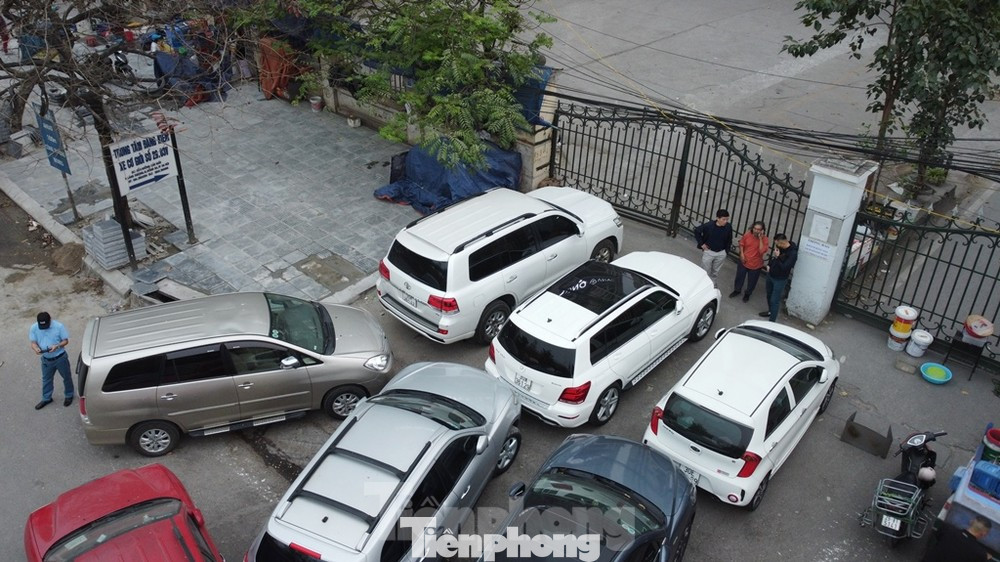 Trung tâm đăng kiểm Cầu Giấy bị đóng cửa. Ảnh: Trọng Đảng