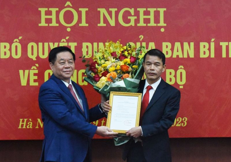 Ông Nguyễn Trọng Nghĩa trao quyết định bổ nhiệm cho ông Vũ Thanh Mai