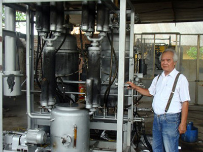 Kỹ sư Vũ Hồng Khánh bên chiếc máy điều chế hydro