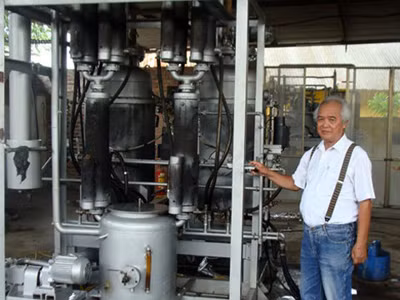 Kỹ sư Vũ Hồng Khánh bên chiếc máy điều chế hydro