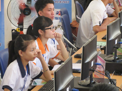 Các thí sinh đang làm bài thi