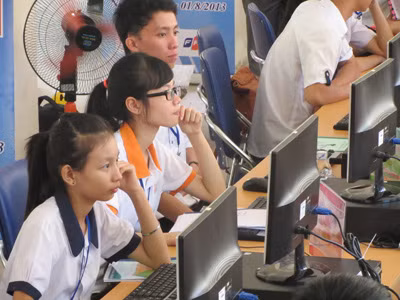 Các thí sinh đang làm bài thi