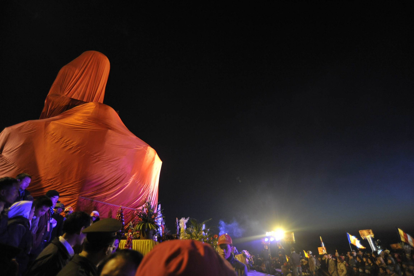 Hàng ngàn người dân đón chờ từ đêm hôm trước