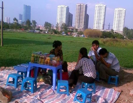 Hàng nước bên cạnh lúc nào cũng có khách của bà đang ngồi chờ để được xem bói. Hàng nước bên cạnh lúc nào cũng có khách của bà đang ngồi chờ để được xem bói