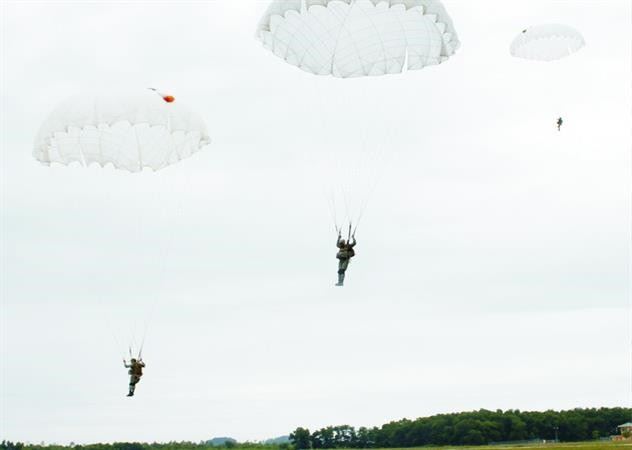  Lính đặc công sẵn sàng chiến đấu Lực lượng đặc công dù diễn tập nhảy dù đổ bộ. (Nguồn: Binh chủng Đặc công).