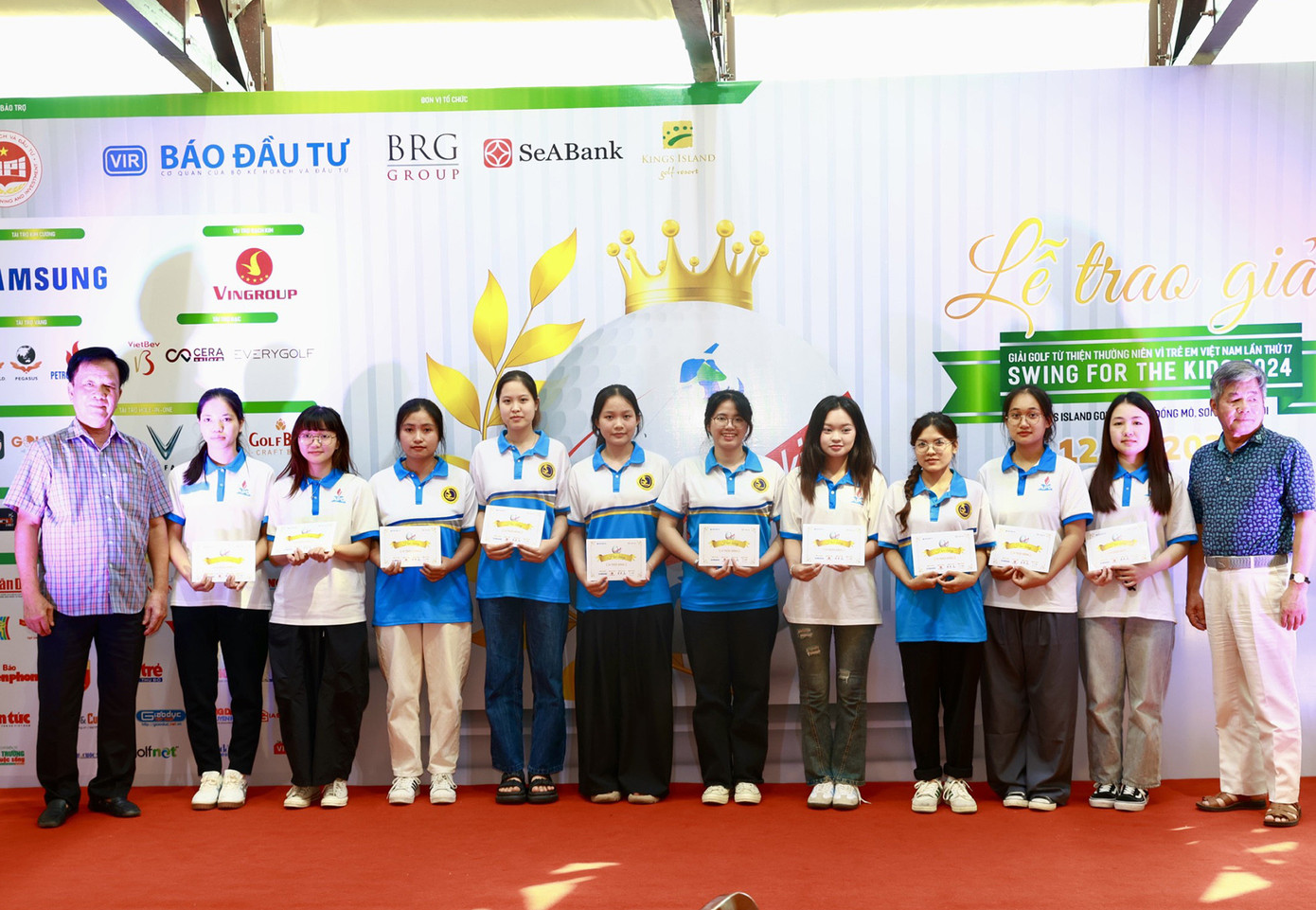 BTC trao học bổng cho các học sinh, sinh viên BTC trao học bổng cho các học sinh, sinh viên