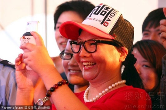 Trong khi đó, mẹ Lộ Lộ đứng dưới và chụp ảnh con rất mãn nguyện