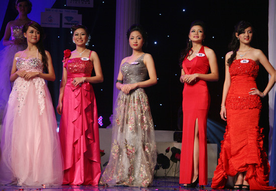 lộng lẫy trong trang phục dạ hội