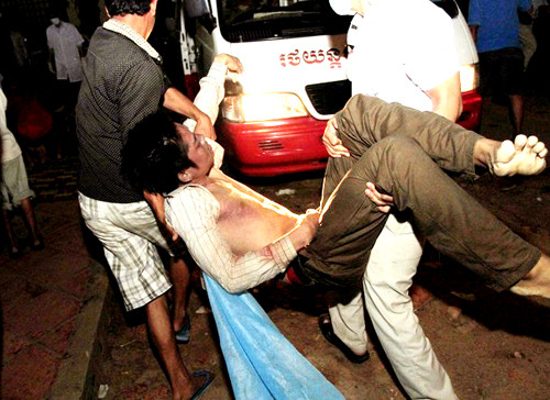 Phải rất nỗ lực, cơ quan chức năng mới đưa được những nạn nhân đầu tiên ra ngoài