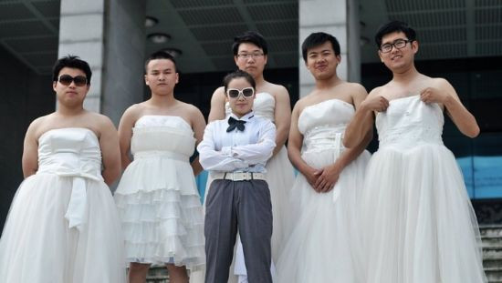 Các nam sinh mặc chiếc váy cưới làm cô dâu còn nữ sinh đóng vai chú rể
