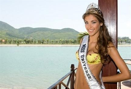 Dayana Mendoza đùa với nắng và sóng biển Nha Trang ảnh 5