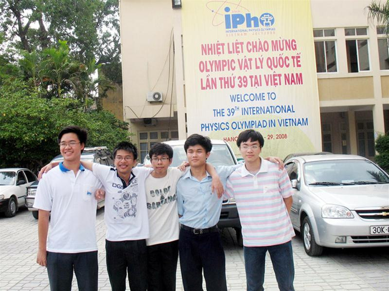 Nguyễn Tất Nghĩa (thứ hai từ trái qua) cùng các bạn trong đoàn Việt Nam dự Olympic Vật Lý quốc tế 2008. Ảnh: Hải Yến. Nguyễn Tất Nghĩa (thứ hai từ trái qua) cùng các bạn trong đoàn Việt Nam dự Olympic Vật Lý quốc tế 2008. Ảnh: Hải Yến.