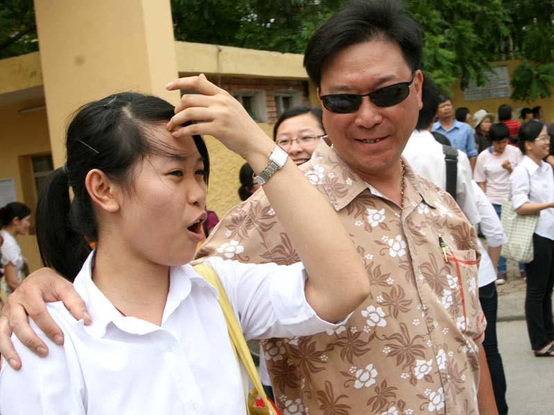 Niềm vui của người cha khi biết cô con gái của mình làm bài rất tốt