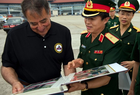 Bộ trưởng Quốc phòng Leon Panetta được tặng một cuốn album chứa ảnh về chuyến thăm Việt Nam của ông.