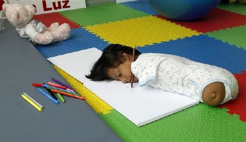 Bé luôn nỗ lực hết mình để tập vẽ, tập viết như bao bạn khác.