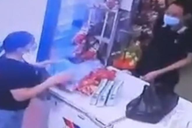 Hình ảnh bệnh nhân C.N.V. trèo tường ra ngoài mua đồ ăn. Ảnh cắt từ clip Hình ảnh bệnh nhân C.N.V. trèo tường ra ngoài mua đồ ăn. Ảnh cắt từ clip