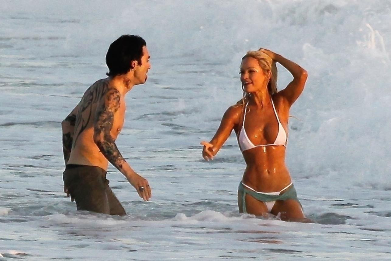 Lily James và Sebastian Stan trong cảnh đám cưới trên bãi biển của Anderson và Lee. Lily James và Sebastian Stan trong cảnh đám cưới trên bãi biển của Anderson và Lee.