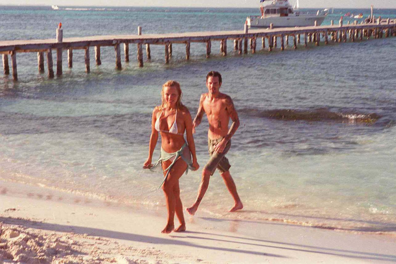 Hai người kết hôn chỉ sau 4 ngày hẹn hò. Hai người kết hôn chỉ sau 4 ngày hẹn hò.