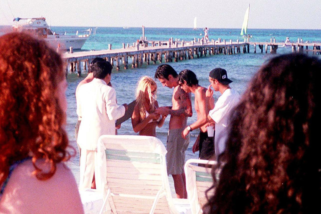 Ảnh chụp đám cưới thật của Anderson và Lee. Ảnh chụp đám cưới thật của Anderson và Lee.