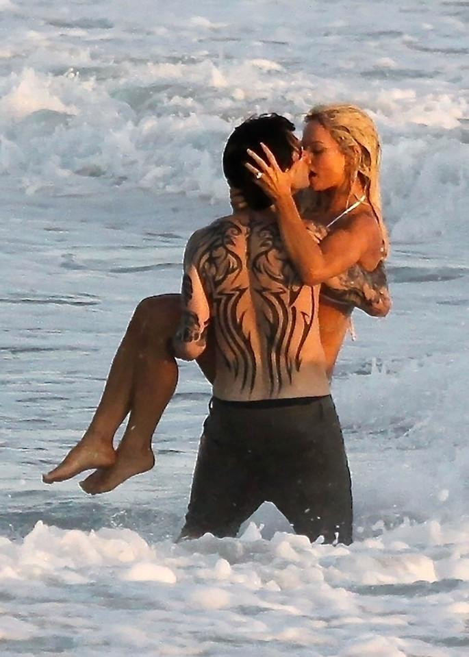 Loạt phân cảnh "mùi mẫn" của bộ đôi màn ảnh. Loạt phân cảnh "mùi mẫn" của bộ đôi màn ảnh.