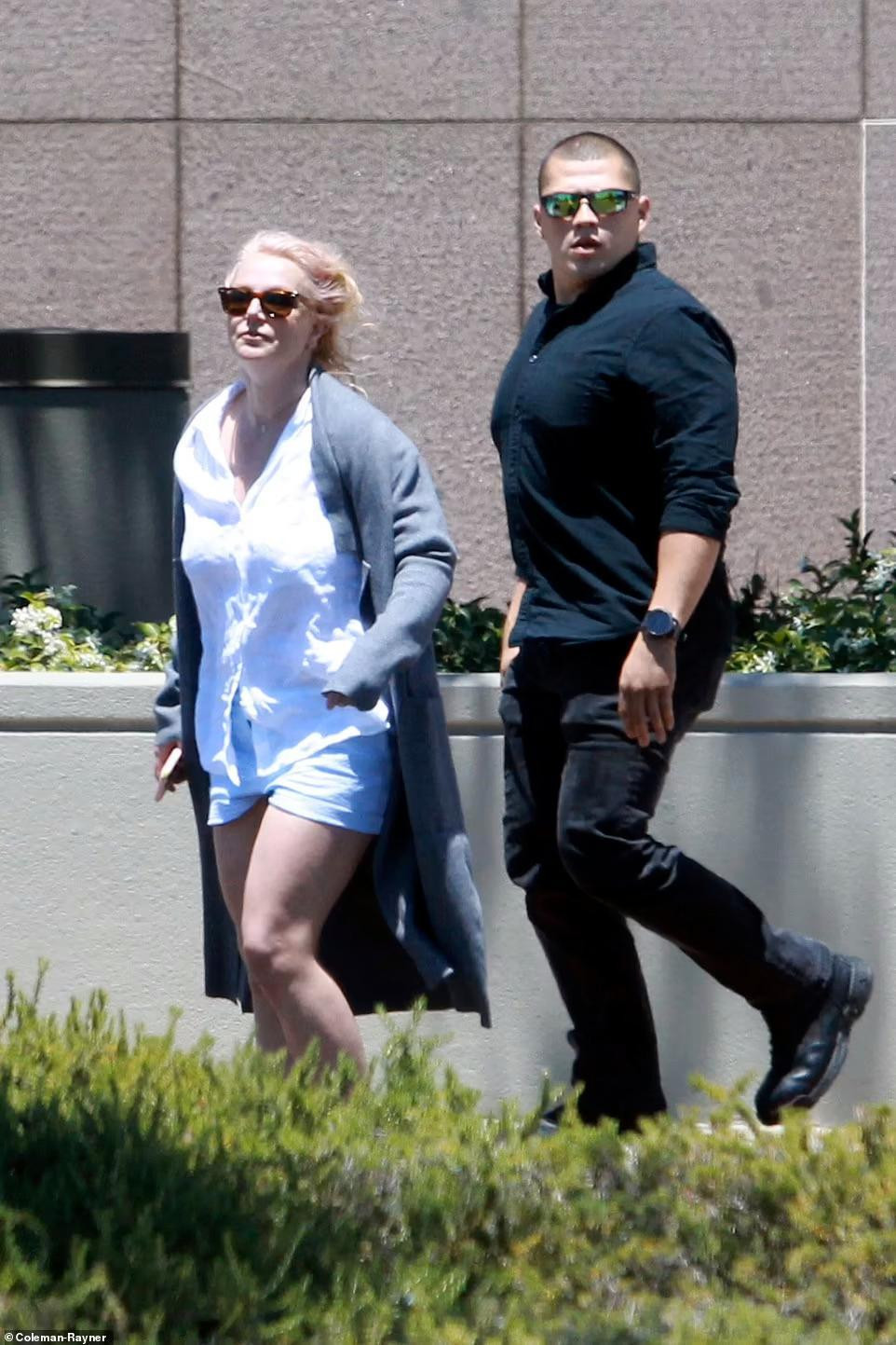 Britney Spears cùng vệ sĩ đến sở cảnh sát trước khi hầu tòa.