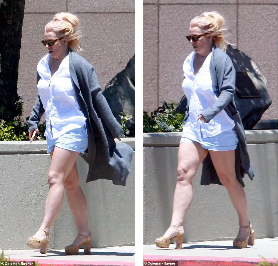 Britney mặc đồ lôi thôi, đầu tóc rối bời không còn phong thái &quot;Công chúa nhạc pop&quot; ngày xưa.