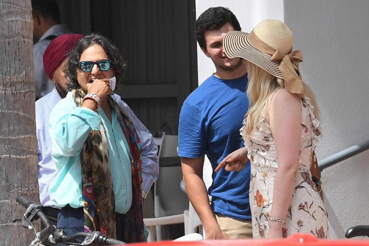 Tiffany hẹn ăn trưa với vị hôn phu và bạn bè.