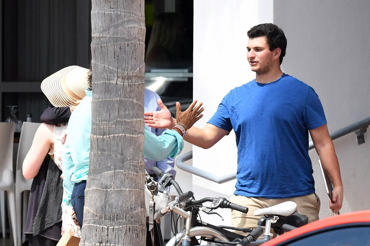 Michael Boulos mặc đồ giản dị