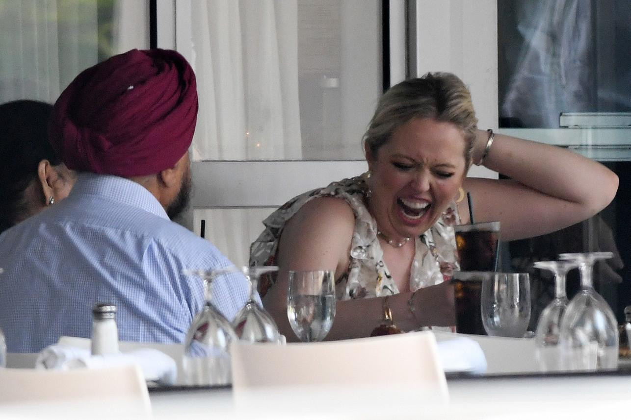 Người đẹp cười hết cỡ trên bàn ăn.