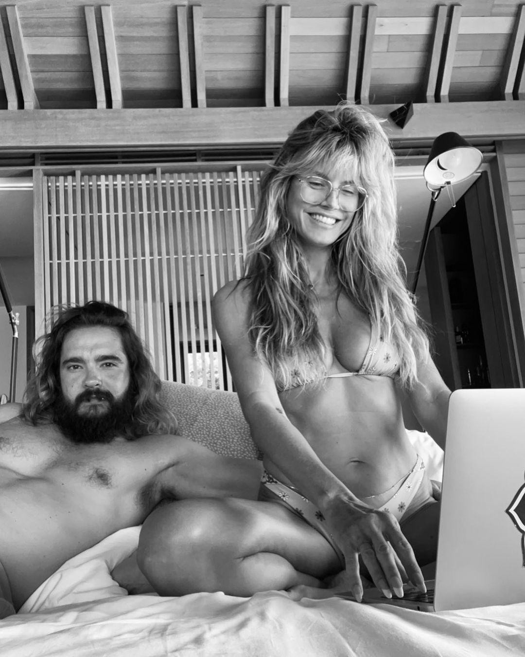 Cặp đôi quen nhau vào năm 2018 trên chương trình &quot;Germany&apos;s Next Top Model&quot;. Vài tháng sau đó, Tom Kaulitz cầu hôn bạn gái nổi tiếng. Tháng 2/2019, họ chính thức về chung một nhà. Hai năm trôi qua, cặp đôi vẫn giữ được tình yêu cuồng nhiệt, thường xuyên chia sẻ công khai với người hâm mộ thế giới.