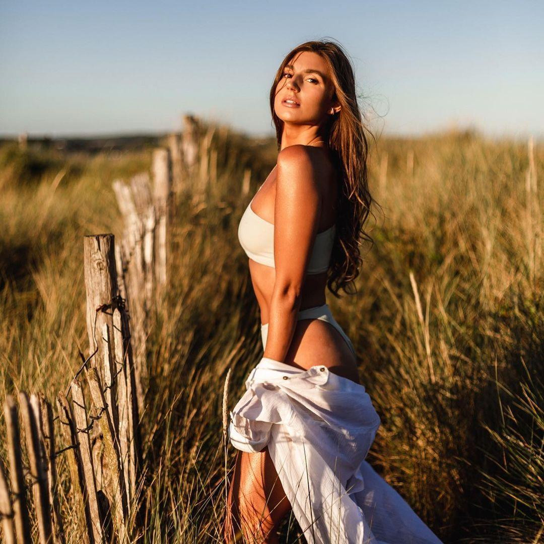 Charlotte Russell là bạn gái của tiền đạo Kieffer Moore. Cô gái 26 tuổi là người mẫu nhưng không quá nổi tiếng.