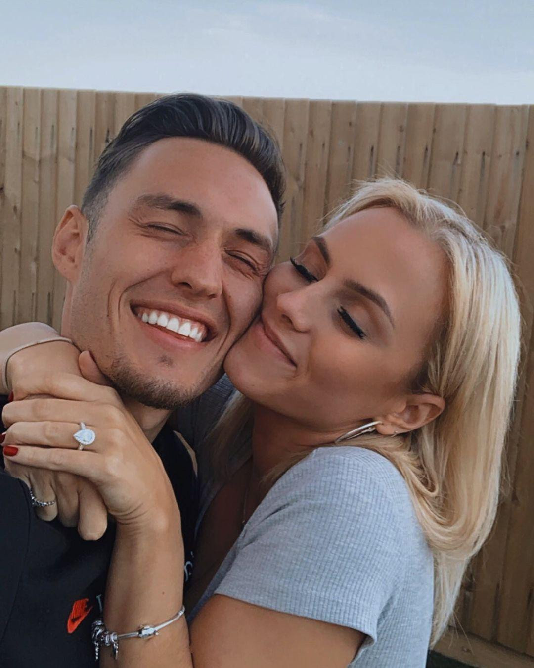 Georgina Van Hoof, vợ của hậu vệ Connor Roberts. Năm ngoái, Roberts thông báo đã cầu hôn bạn gái lâu năm Hoof trên Instagram. Được biết, Hoof là một nhạc sĩ chuyên nghiệp.