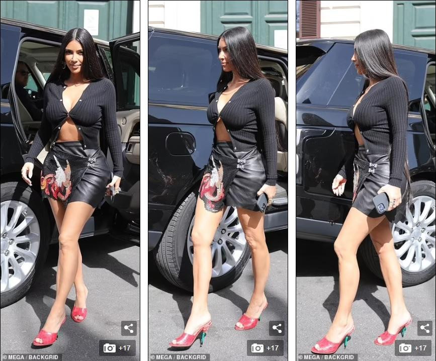 Chiếc váy đắp vạt ngắn cũn, có điểm nhấn là hình rồng đính sequin.